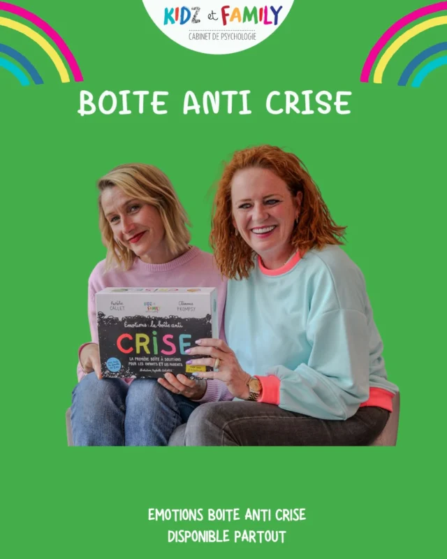💙ÉMOTIONS : LA BOÎTE ANTI CRISE

💙 Vous en avez assez de l’ambiance familiale qui règne chez vous ? Des cris, des négociations et des incompréhensions permanentes ? La boîte anticrise est faite pour vous !
Ce coffret est unique car
1) il a été conçu par deux PEDOPSYS et 2) il prend en compte les besoins des enfants mais AUSSI ceux des parents. C’est la première fois qu’un tel outil est pensé pour apaiser les tensions d’une famille durablement.

🩷Pour relever concrètement ce challenge, cette boîte participative comprend :

· Le livret de 328 pages, qui vous permet de comprendre le rôle de chaque émotion, ainsi que les besoins qui se cachent sous les conflits. Vous y découvrirez les astuces de ces deux spécialistes de la famille pour remettre un cadre simple et bienveillant dans votre maison ;

· Les 141 cartes anti crise, dont 36 cartes d’activité pour permettre le retour au calme de vos enfants, 63 cartes besoin pour identifier et communiquer vos besoins clairement et 42 cartes cherche & trouve pour diagnostiquer ce qui est à l’origine des conflits et les régler durablement ;

· Les 6 affiches pédagogiques qui ont été imprimées pour vous faciliter la vie.

❤️Cette boîte s’utilise soit : au quotidien en autonomie par l’enfant ou en famille, en jeu de société en famille, ou encore par tous les professionnels qui travaillent auprès de familles.

🧡Avec la boîte anticrise, apprenez à communiquer vos besoins et vos émotions afin de retrouver l’harmonie et le cadre dont vous rêvez pour votre famille.

couverture @melaniepennec
illustrations @garnierraphaelle
éditée chez @tredaniel_bienvivre
#boiteanticrise #kidzetfamily #émotions #parents #parentalité enfants psychologie crises outils