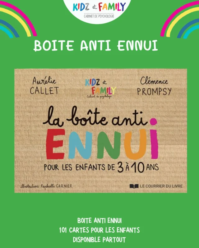 🎁 Voici une présentation de la boite anti-ennui pour que vous puissiez mieux vous rendre compte.

📦Il est répandu de dire que les enfants doivent savoir et apprendre à s’ennuyer et cela est exact. Alors pourquoi cette boite anti-ennui si nos enfants doivent pouvoir s’ennuyer ? 
 
📦Tout d’abord car cette boite aidera vos enfants à développer leur imagination, leur rêverie et donc de savoir s’occuper lorsqu’ils s’ennuient. C’est justement quand on s’ennuie que la faculté de pouvoir imaginer et créer sont les plus développées. C’est exactement ce que vous trouverez dans nos cartes.  Le vide et l’absence de stimulation permettent de voir la réalité différemment. Un enfant qui s’ennuie remarque des détails qui lui échappent quand il est occupé.
 
📦Certains enfants n’ont pas appris à jouer seuls car ils ont toujours été beaucoup stimulés depuis leur naissance. Si c’est le cas de votre enfant, vous pouvez dans un premier temps l’aider en participant à ces activités. Cela peut sembler paradoxal, mais si vous voulez que votre enfant apprenne à jouer seul, vous devrez d’abord jouer avec lui. Cela va être tout l’intérêt de cette boite. 
 
📦Dans nos consultations, beaucoup de parents nous rapportent que leurs enfants s’ennuient s’il n’y a pas un adulte ou un enfant pour jouer avec eux.  Se posent alors plusieurs cas de figures : la manière dont les parents perçoivent et répondent plus ou moins immédiatement à l’ennui de leurs enfants, et aussi la façon dont les enfants sont capables de gérer cet ennui. 
 
📦Dans nos vies aujourd’hui, les enfants ont beaucoup d’activités extra scolaires et différents rendez-vous médicaux (orthophonistes, psychomotriciens, graphothérapeutes, psychologues.. ) et ont ainsi peu d’occasions de s’ennuyer. D’autre part, certains parents ont des agendas assez chargés, et trouvent qu’ils manquent de temps avec leurs enfants. Alors lorsqu’ils sont avec leurs enfants ils consacrent beaucoup d’énergie à les stimuler, les occuper. Les enfants s’habituent donc à ne jamais avoir de temps pour s’ennuyer et savoir s’occuper sans la présence d’une tierce personne.